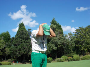 春のゴルフシーズン到来!僧帽筋トレーニングでスイングを改善しよう