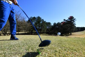 飛距離アップの秘訣!上半身の力を抜くことで得られるゴルフの新境地